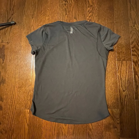 Under Armour Run/Workout Top - Picture 2 of 3